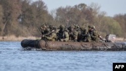 Эпизод форсирования Эльбы подразделением чешской армии на учениях на востоке Германии. 26 марта 2024 г.