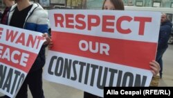 Afiș pe care scrie „Respectați-ne constituția” la un proteste al socialiștilor. Imagine de arhivă