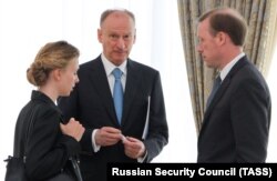 Nyikolaj Patrusev, az orosz biztonsági tanács titkára (középen) és Jake Sullivan amerikai nemzetbiztonsági tanácsadó (jobbra) egy genfi tárgyaláson 2021. május 24-én