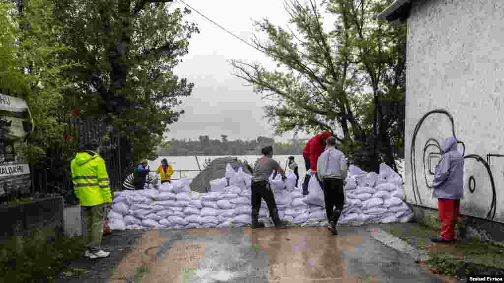 Workers place sandbags in Budapest&#39;s Roman Shore neighborhood on September 16 as the city declares a third-level flood alert, its highest level of flood defense. Exceptionally heavy rainfall has lashed Central Europe, causing deadly flooding in the region. So far 16 deaths have been reported.