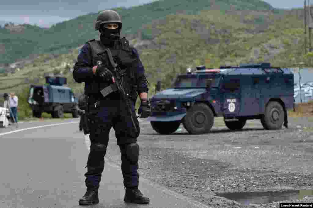 КОСОВО - Границата меѓу Косово и Србија и денеска, трет пат по ред беше блокирана од етничките Срби што протестираа против одлуката на властите во Приштина да започнат со отстранување на српските регистарски таблички од автомобилите што влегуваат во земјата.