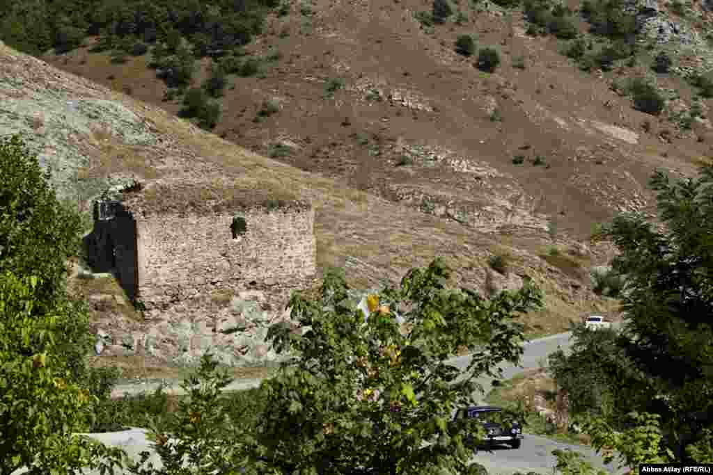 Yeni Zodla Toğanalı kəndi arasında yol kənarında başqa bir alban kilsəsi də var. Bu kilsə də yuxarıdakının taleyini yaşayır.