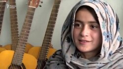 Духтари сақичфурӯш дар орзӯи саҳна аст