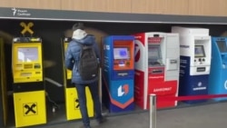 Почему участились блокировки переводов, карт и счетов в России