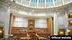 Traian Băsescu la tribuna Parlamentului.