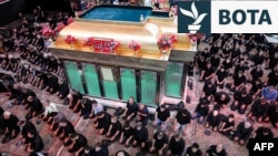 Besimtarët myslimanë shiitë marrin pjesë në një ritual zie në xhaminë Qerbela në Teheran, më 25 qershor, në kulmin e Ashures, një periudhë 10-ditore që përkujton vrasjen në shekullin e shtatë të nipit të Profetit Muhamed, Imam Huseinit.