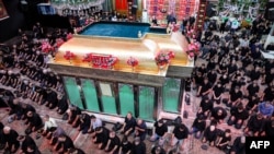 Šiitski muslimani se mole tokom rituala žalosti u džamiji Karbala u Teheranu 25. juna 