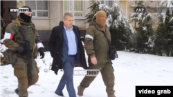 «Генпрокурора ЛНР» виводять з будівлі прокуратури