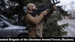 Ukrajinski vojnik posmatra nebo tražeći ruske dronove tokom evakuacije povređenog pripadnika vojske, 27. februar 2026.