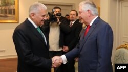 Türkiýäniň premýer-ministri Binali Yildirim (çepde) ABŞ-nyň döwlet sekretary Reks Tillerson bilen Ankarada gepleşik geçirdiler. 30-njy mart, 2017 ý.