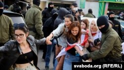 Задержание участниц женского марша солидарности в Минске. 19 сентября 2020 года. 