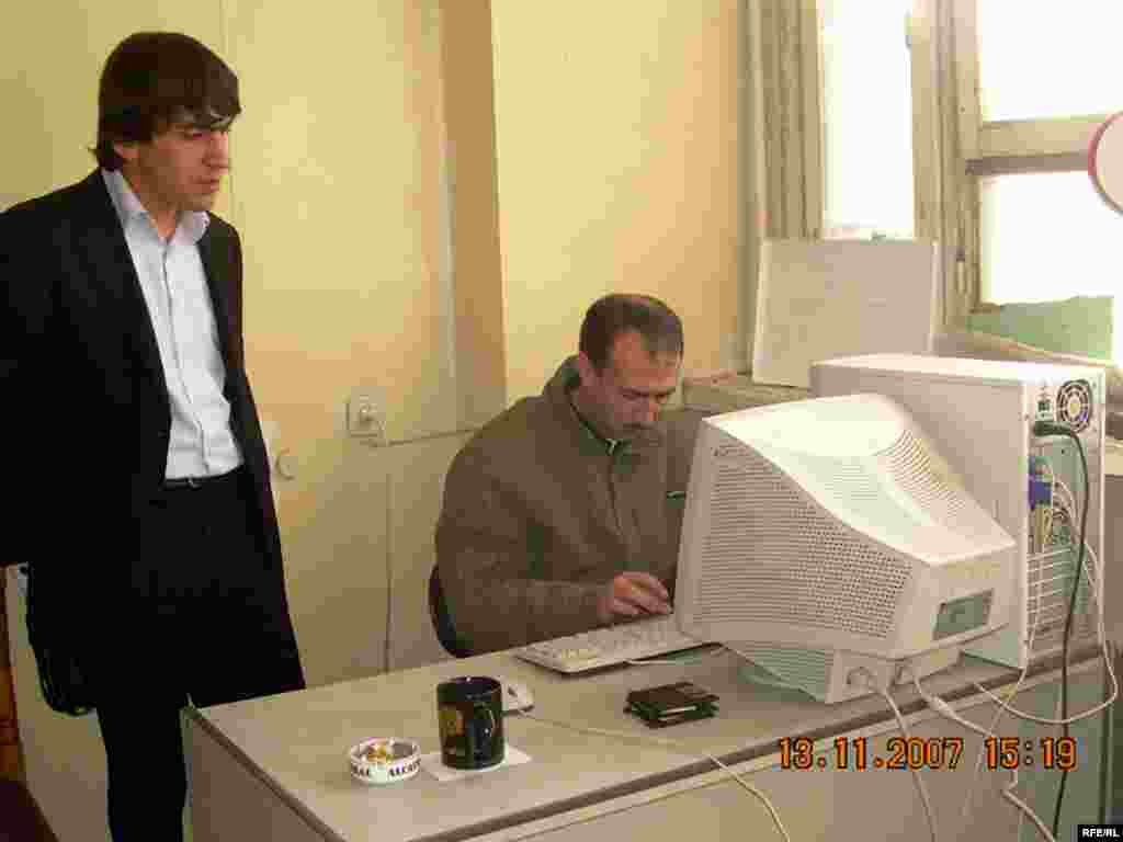 Jurnalistlər qəzetin növbəti sayını çapa hazırlayırlar