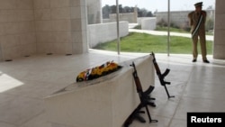 Član predsjedničke straže pored grobnice Jasera Arafata