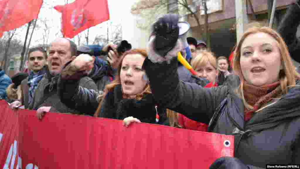 14 martie 2013. Câteva sute de membri şi simpatizanţi ai Partidului Comuniştilor, în frunte cu liderul formaţiunii Vladimir Voronin, au protestat în faţa Palatului Republicii, cerând alegeri anticipate şi legalizarea simbolurilor comuniste, secera şi ciocanul