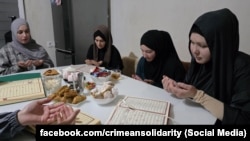 Молитва (дуа) в селі Зарічне Джанкойського району на підтримку співвітчизниць Есми Німетулаєвої, Ельвізи Алієвої, Насіби Саїдової та Февзіє Османової, заарештованих за звинуваченням у тероризмі, жовтень 2025 року