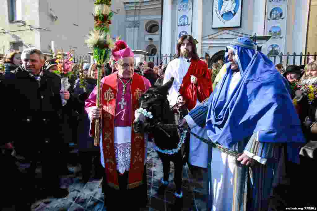 У Менску ва&nbsp;ўрачыстасьцях Пальмавай нядзелі ў&nbsp;архікатэдральнай парафіі ўжо шмат гадоў ўдзельнічае восьлік, на&nbsp;якім едзе мужчына, што прадстаўляе Ісуса, і&nbsp;яго вітаюць удзельнікі Імшы 