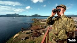 Салдат у назіральным пункце на востраве Кунашыр, Паўднёвыя Курылы 