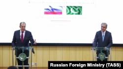 سرگئی لاوروف وزیر خارجه روسیه (چپ) با همتای پاکستانی خود شاه محمود قریشی حین کنفرانس مطبوعاتی در اسلام آباد. April 7, 2021