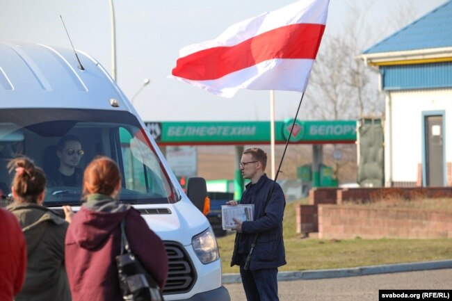 Зьміцер Дашкевіч у Курапатах, на акцыі супраць рэстарацыі «Поедем поедим»