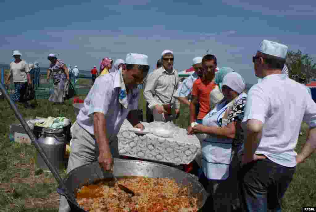 Кунакларны пылау белән сыйлау