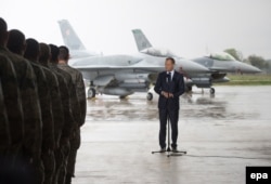 Donald Tusk la baza militară aeriană din Lask