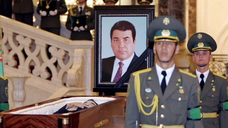 Nyýazowyň ölüm güni sosial ulgamlarda Türkmenistanyň döwlet mediasyndan 'kän ýatlandy'