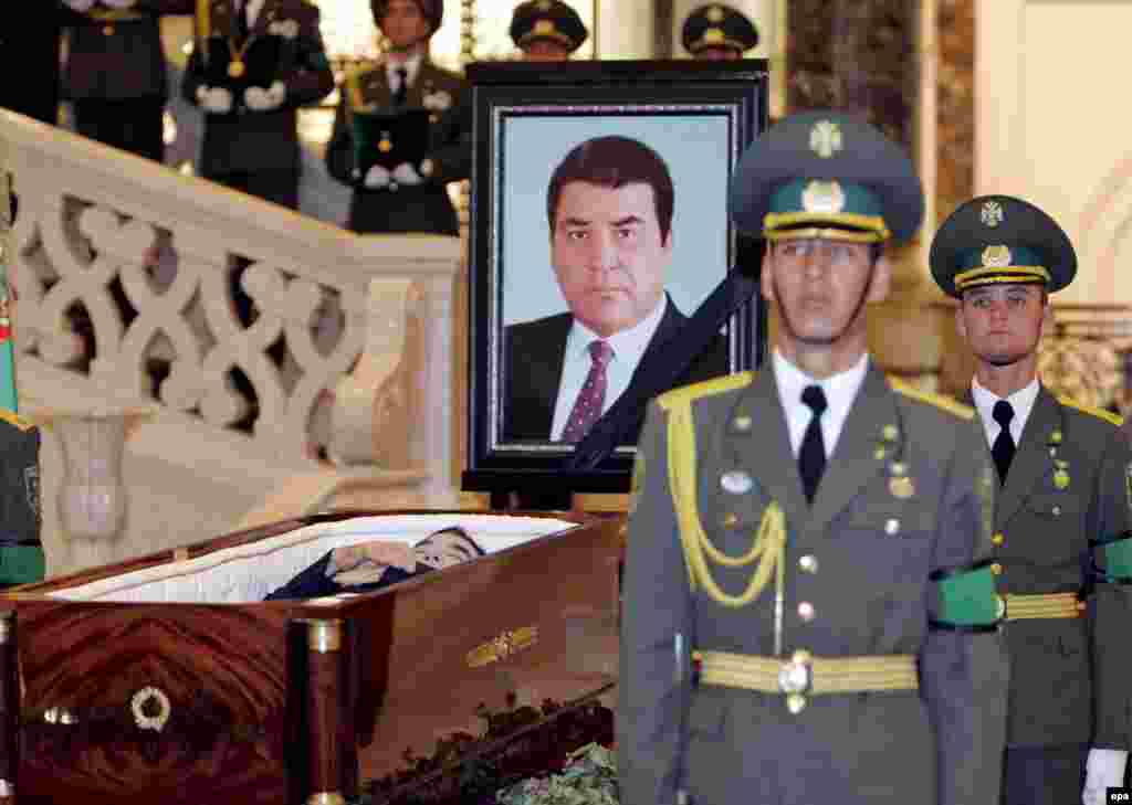 عشق آباد- یکشنبه ۲۴دسامبر-دو سرباز در کنار تابوت و تصویر بزرگی از نیازاف ایستاده اند.