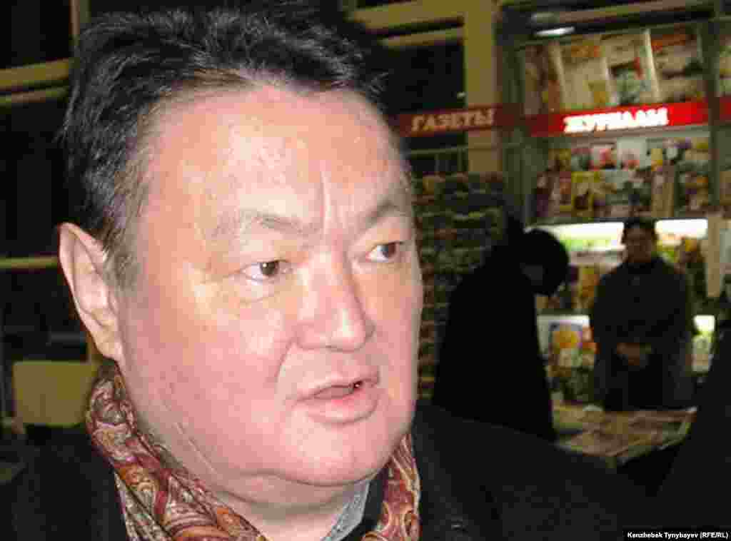 Заманбек Нуркадилов дает интервью журналистам в алматинском эропорту после возвращения из командировки в страны Европы. 3 февраля 2005 года.
