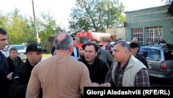 საარჩევნო სუბიექტების წარმომადგენელბი სოფელ ცოდნისკარის საარჩევნო უბანთან 