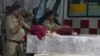Oficerët e policisë bëjnë homazhe para viktimave të sulmit vdekjeprurës në Pahalgam në Kashmirin e kontrolluar nga India, 23 prill 2025.