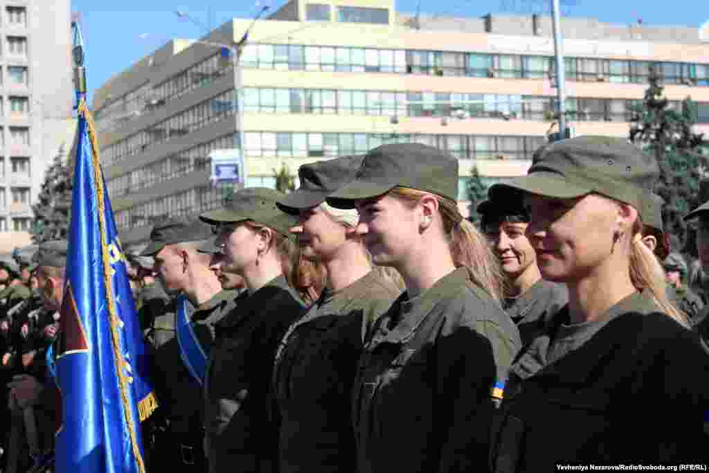 Цього року у параді у Запоріжжі, як і в столиці, беруть участь жінки-військовослужбовці, які служать в різних військових частинах міста. Вони марширували окремою &laquo;коробкою&raquo;