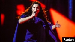 Джамала исполняет свою песню «1944» во время финала конкурса песни «Евровидение» в Стокгольме, 14 мая 2016 года