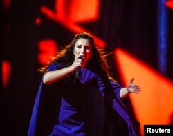 Джамала свою песню «1944» во время финала конкурса песни «Евровидение» в Стокгольме, 14 мая 2016 года