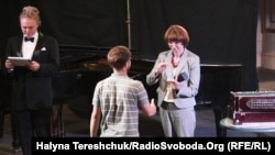 Інна Кузнецова вручає відзнаку від Радіо Свобода