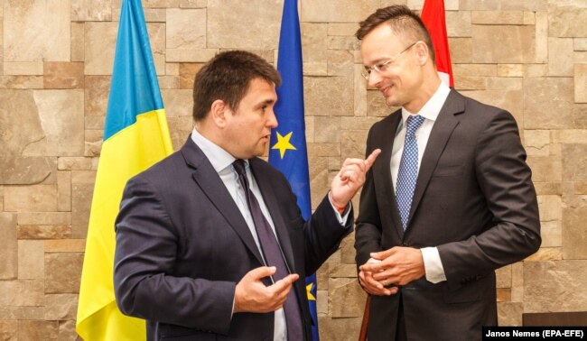 Міністр закордонних справ України Павло Клімкін (ліворуч) із керівником МЗС Угорщини Пітером Сіярто. Закарпатська область, 22 червня 2018 року
