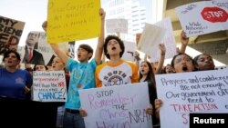 Protestat e nxënësve në Florida për kontroll më të madh të armëve.