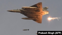 Истребитель Mirage-2000 ВВС Индии сбрасывает бомбы во время демонстрации огневой мощи на полигоне в штате Раджастхан, 16 февраля 2019 года