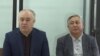 Омурбек Текебаев и Дуйшенкул Чотонов в зале суда.
