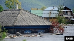Затопленный дом на окраине Комсомольска-на-Амуре