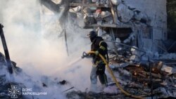 Пожарный на месте российской атаки в Харькове, Украина, 2 октября 2026 года