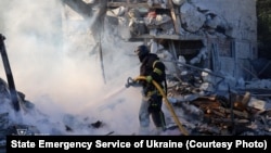 Рятувальник на місці російського удару в Харкові, 2 жовтня 2026 року