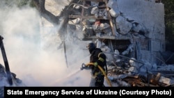 Унаслідок удару «Шахеда» по багатоповерхівці в одному з підʼїздів зруйновані поверхи з 9-го по 7-й, виникла пожежа. Фото архівне 