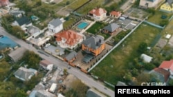 У 2011 році ділянку, оцінену в понад 17 тисяч доларів, Володимиру Горбенку подарувала киянка Тетяна Плескачова