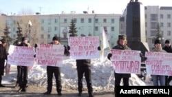 19 февральдә Казанда Тукай һәйкәле янында татар телен яклап пикет узды. 