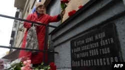 Një grua duke vendosur lule në pllakën përkujtimore në vendin ku është vrarë gazetarja ruse Anna Politkovskaya