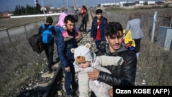 Се повеќе мигранти на грчките граници