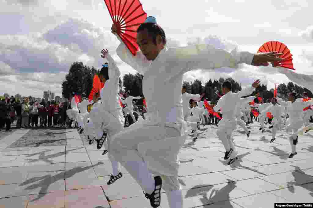 Taoist monks from Wudangshan, China, perform at a parade as part of the 2017 Spasskaya Tower international military music festival on Moscow&#39;s Poklonnaya Hill. (TASS/Artyom Geodakyan) &nbsp;