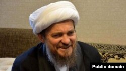 آیتالله عباس تبریزیان که یک کتاب مرجع پزشکی را آتش زده، در حوزه «طب اسلامی» مشهور است