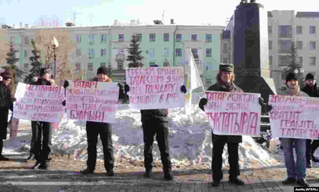 &quot;Азатлык&quot; татар яшьләре берлеге Тукай һәйкәле янында пикет уздыра, Казан, 19 февраль 2012