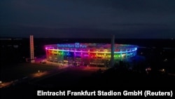 Frankfurt, 22 iunie 2021. Stadionul unde s-a juct partida de la Euro dintre Germania și Ungaria a fost iluminat în semn de solidaritate cu persoanele LGBT din Ungaria lui Viktor Orban.